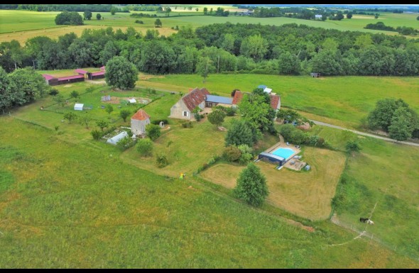 Ancienne ferme rénovée avec piscine, un gîte, boxes pour chevaux, sur 12 Hectares proche de Loches